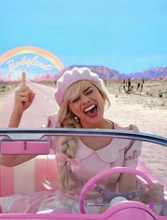 Margot Robbie en un carro cantando My Doll Hair Barbie